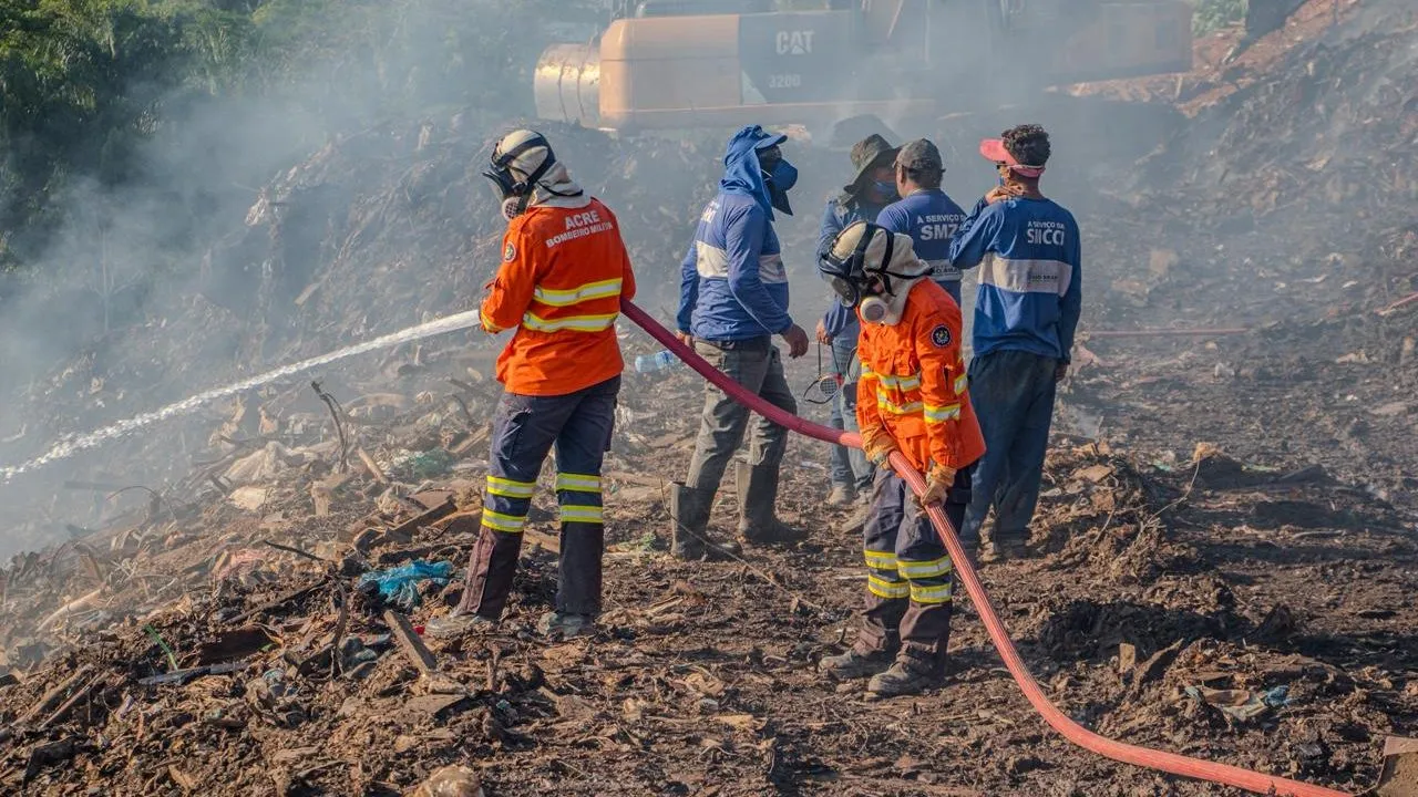 O calor e o acúmulo de matéria orgânica favoreceram o incidente no aterro. A Prefeitura acionou medidas preventivas e um plano contínuo de contingência para garantir a segurança da área.